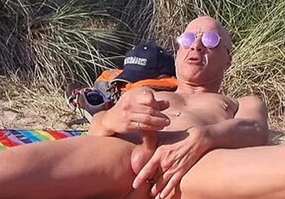 Guy Gets Naked In The Dunes And Wanks In Public!