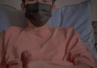 Minimal Room Sitting Solo - Clean & Simple