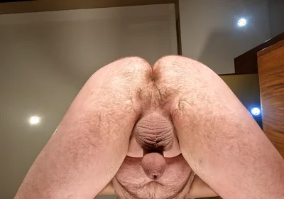 Naked Arsehole Squats for the Camera