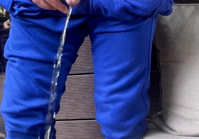 Amateur Guy Pissing in a Glass in Front of His Flatmate