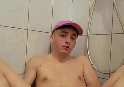 Young Twink Plays with His Piss and Jerks off