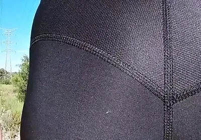 Sexy Assed Girl Flashes Her Tight Ass in Leggings to the Sportists Around