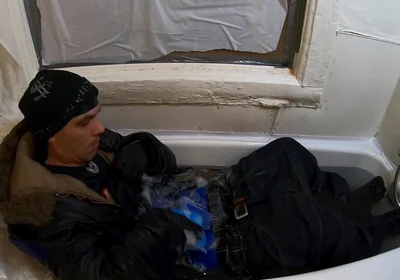 Skater rubbing the bulge in bathtube