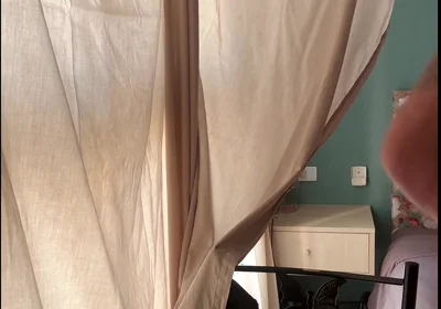 Дик Выскользнул Из Спортивных Нейлоновых Шорт.