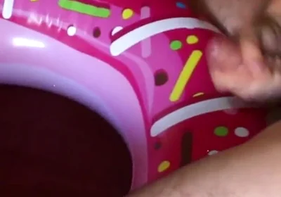Inflatable donut