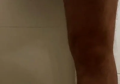 Crossdresser Con Un Gran Trasero En Minifalda Está Orinando