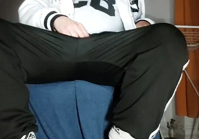 The Dregsau Dj-bro Pisses in His Pants.