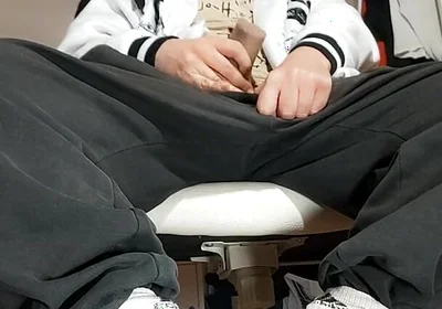 Dirtyjunkbro Uses an Artificial Pussy and Cumrein.