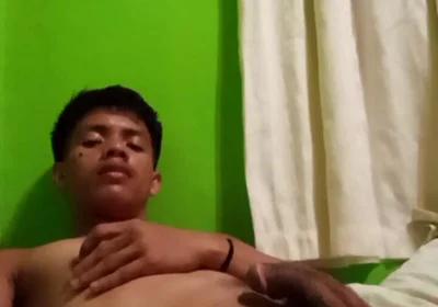 Filipino Twink’s Steamy Solo Session with Explosive Cumshot