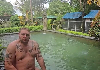Jimbob Wanking in Pool
