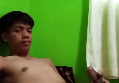Philippino Twink Boy Jerks off in Bed, Huge Cumshot!