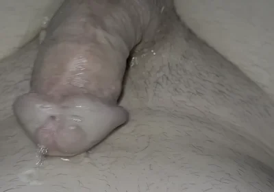 Tenn Shower Piss in Bellybutton