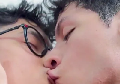 Uff I Want to Come!! Friends Give Each Other a Delicious Handjob and Eat Each Other with Kisses