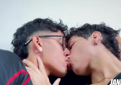 Uff I Want to Come!! Friends Give Each Other a Delicious Handjob and Eat Each Other with Kisses