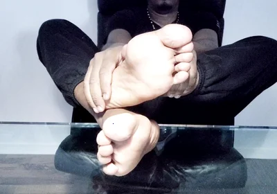 I Expose My Bright Male Soles (2025)