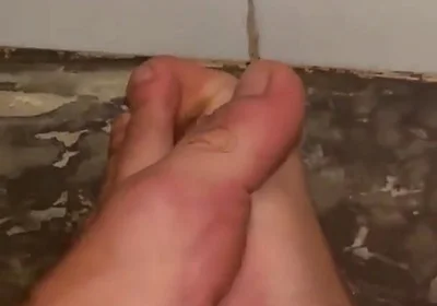 Teen Cums on Own Feet