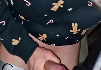 A Handsome Passerby In A Shopping Mall Sucks A Mans Huge Cock With Cum!