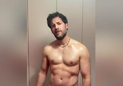 Muscle Blind White Guy Jerk Off And Cum On His Body