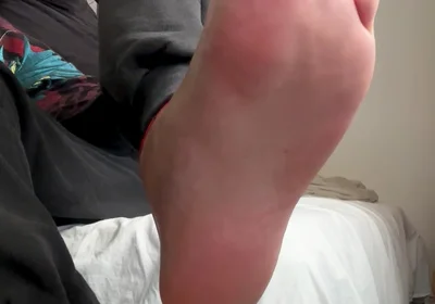 Boy Feet Show After All Day Inside Sneakers- Pes De Moleque