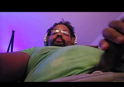 Thick Stepdaddy Jerks off While Editing His Own Vid
