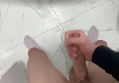 Guy Cums Juicy Without Hands in the Bath