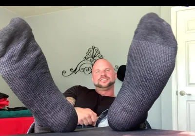 ‪why Are My Feet so Ticklish in Dress Socks?