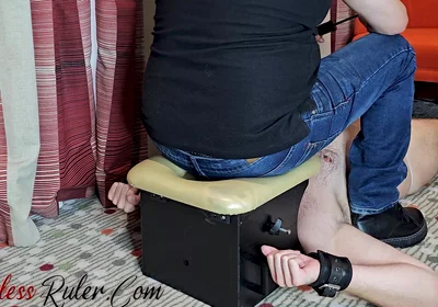 Extreme Jeans Face Sitting