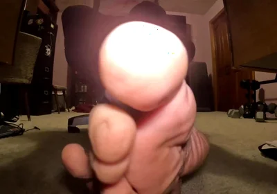 Worship My Feet While I Game!